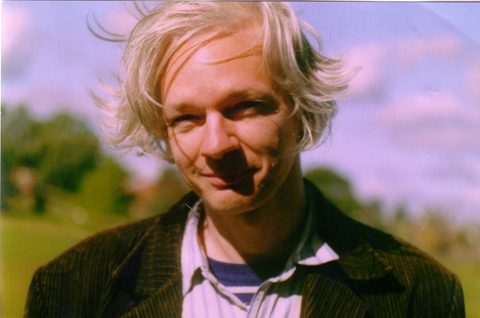 Assange se predao, hakeri napali PayPal